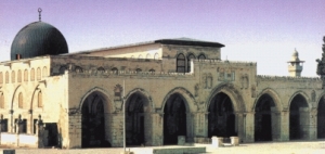 Masjid Aqsha, tempat mi'raj Rasulullah. Zionis Israel ingin merobohkan tempat suci ini untuk membangun Haikal Sulaiman yang wilayah kekuasaannya seantero Timur Tengah. 