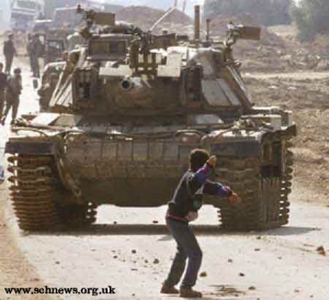 Intifadah. Anak melempar batu untuk mengusir tentara pendudukan Israel.