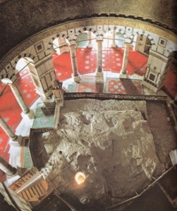 Shakrah ( karang ) di dalam Dome of the Rock.